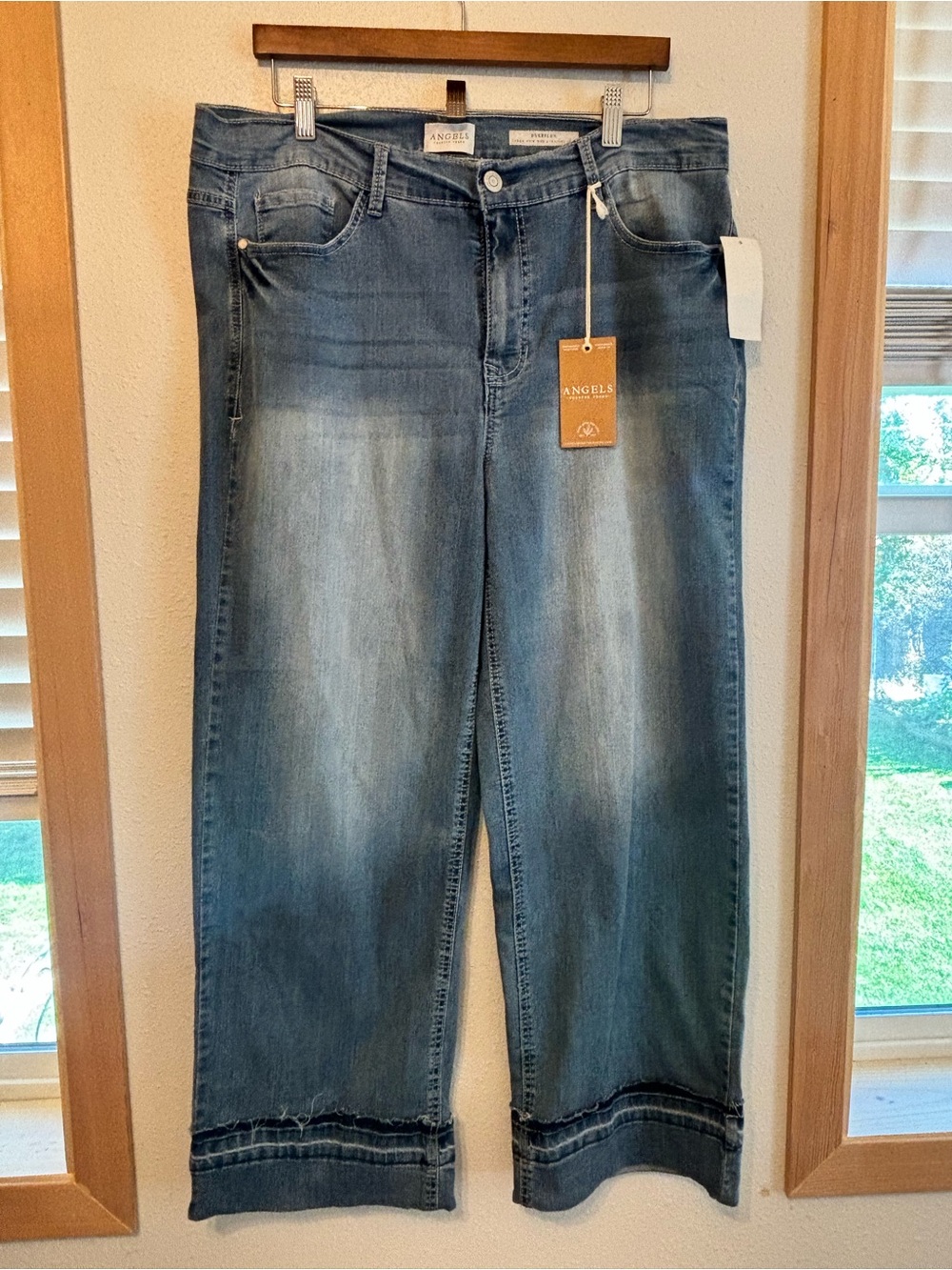 Angels Women's Light Wash Straight-Leg Jeans 16W
0120S